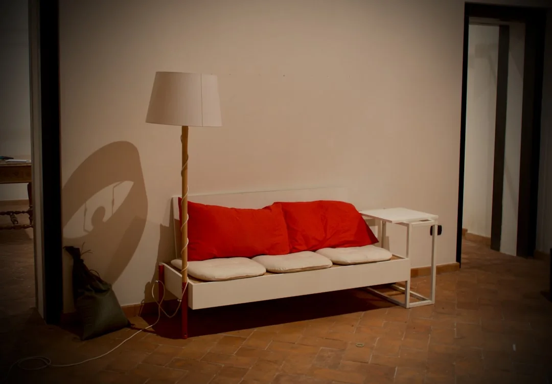 services-03 Bureau au style épuré, centré sur un nettoyant polyvalent, des fournitures de bureau et des solutions de rangement.